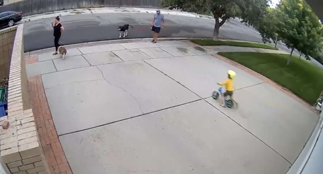 Un homme fait une super surprise a une enfant qui fait du vélo devant son garage