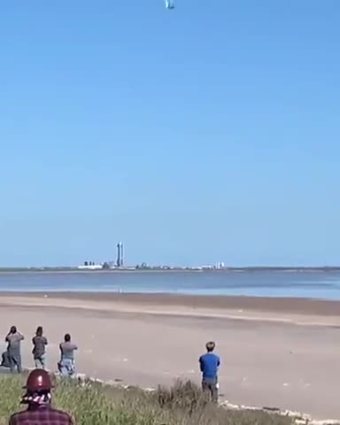 Des touristes regardent le crash de la fusée SN9 de SpaceX