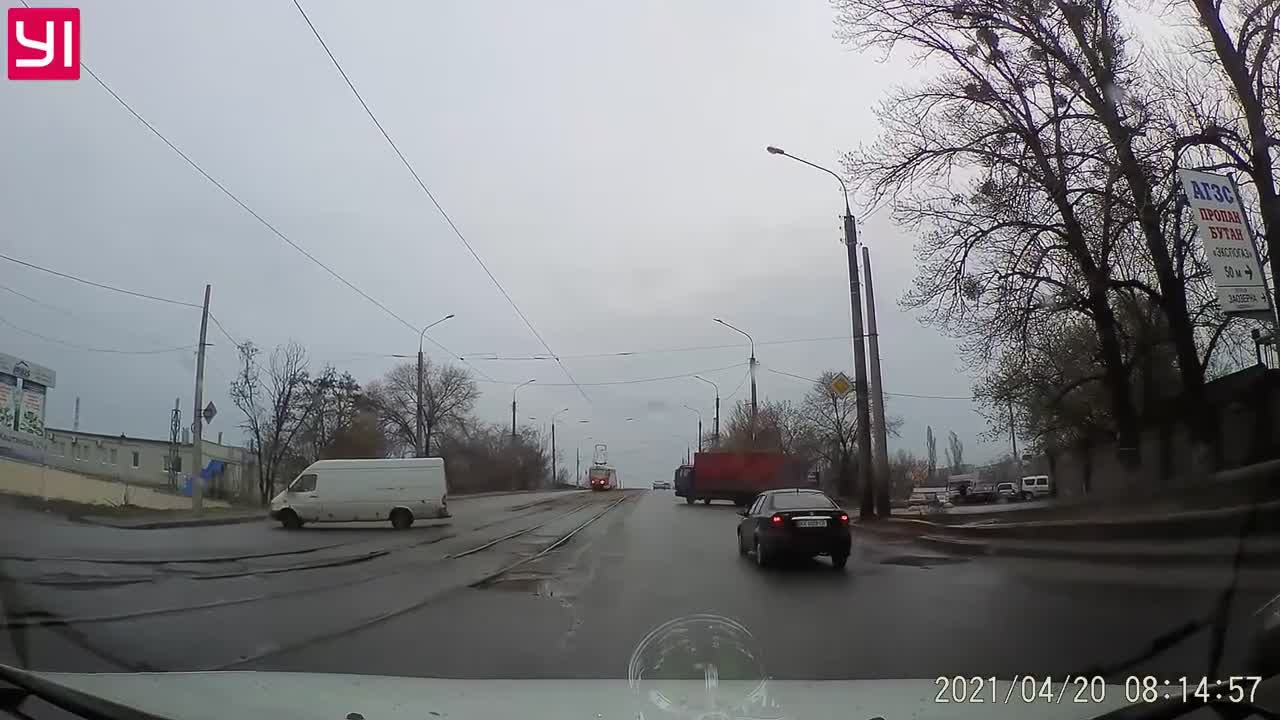Un automobiliste se retrouve face à un tramway qui déraille (Ukraine)