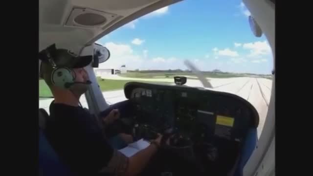 Un pilote d'avion se crashe sur un hangar