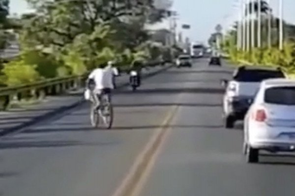 Un cycliste se la joue Moïse avec deux motards (Brésil)