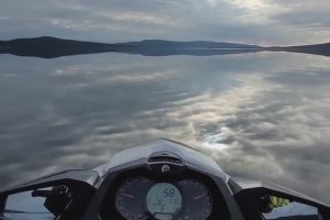 Illusion d’optique avec un jet ski sur un lac