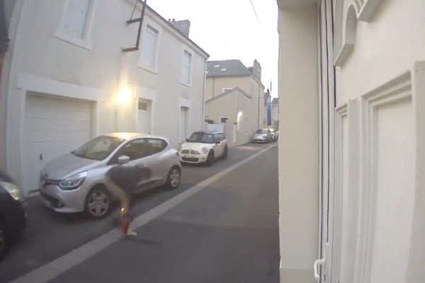 Une femme fait fuir deux cambrioleurs (France)