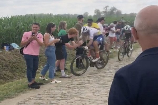 Un spectateur fait chuter deux cyclistes du Tour de France