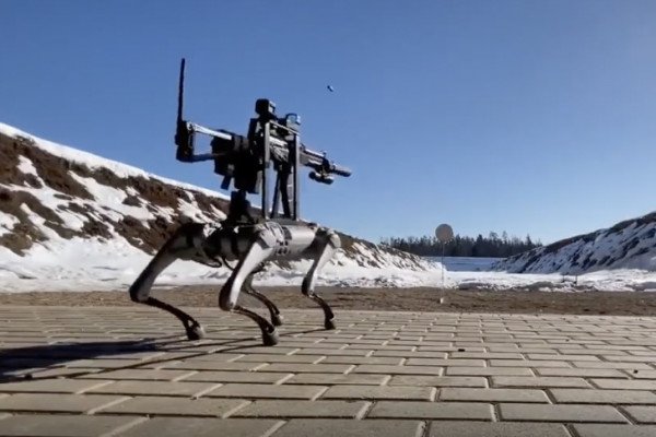 Un robot chien se déplace et tire avec un fusil M4