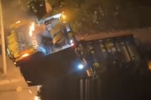 Un camion poubelle en feu dans les rues de Marseille