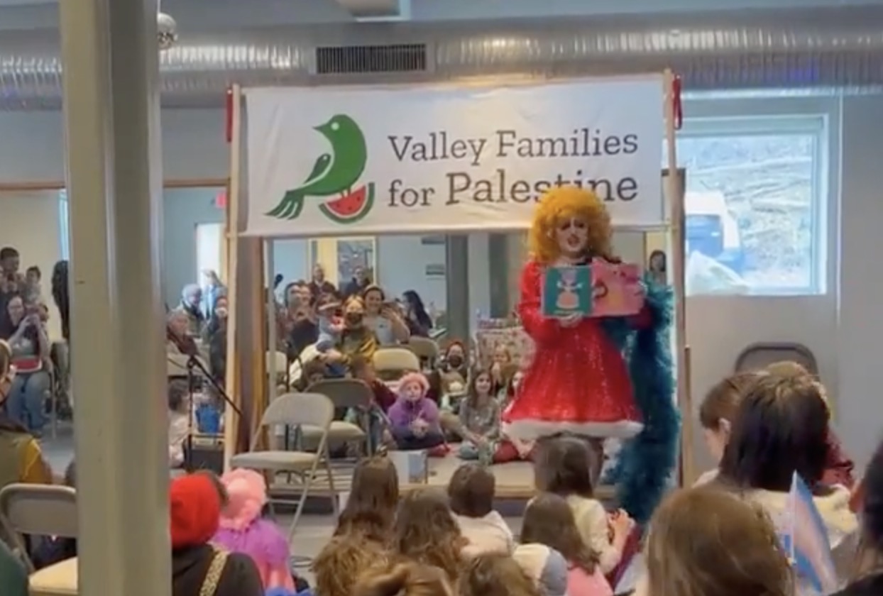 Dans une école, un drag queen fait chanter Free Palestine à des enfants