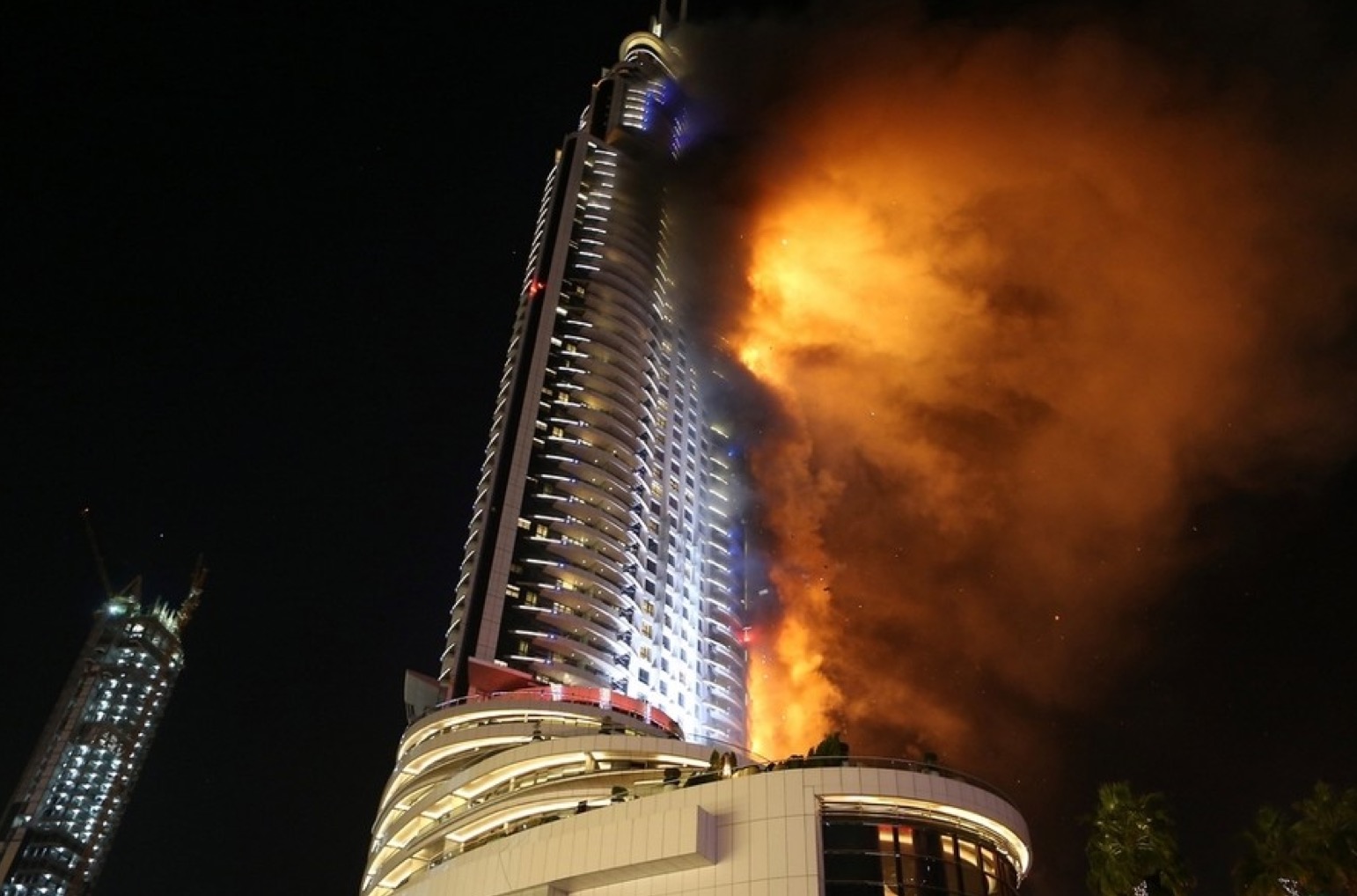 Дубай сейчас новости последние. Бурдж-Халифа Дубай горит. Бурдж Халифа пожар. Небоскрёб Бурдж-Халифа в Дубае горит?. Пожар в Бурдж Халифа 2020.