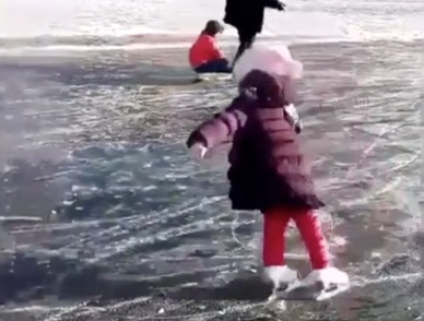 Une petite fille de 4 ans qui gère au patinage