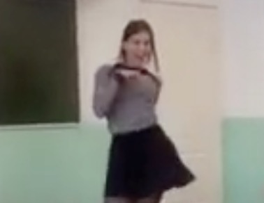 Une jolie fille danse dans sa salle de classe