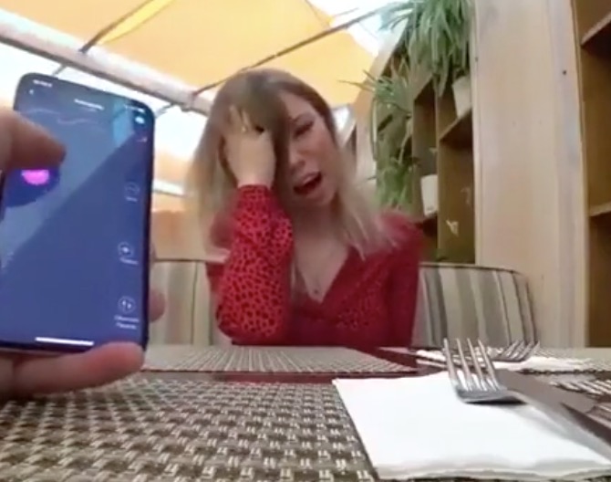 Une blonde teste une drôle d'application au restaurant