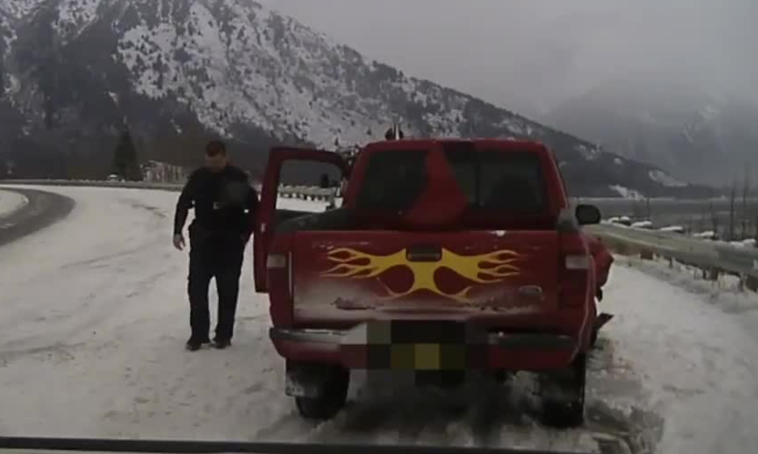 Un automobiliste se fait très peur en s'arrêtant sur le bord de la route