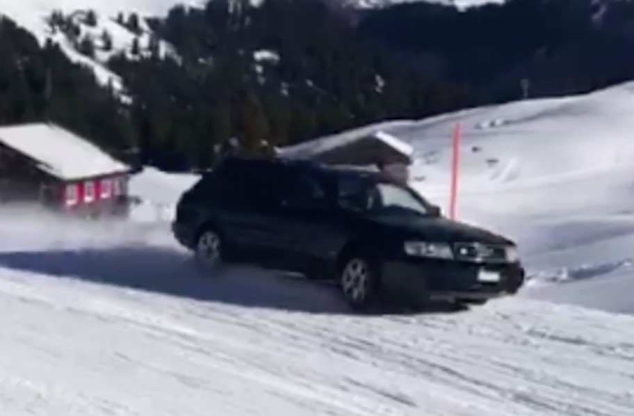 Il profite que les pistes de ski soient vide pour y faire un tour en voiture (Suisse)