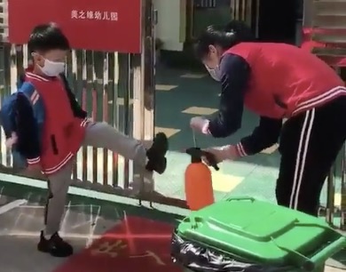 Un enfant chinois suit un protocole de sécurité très poussé pour entrer dans son école Chine