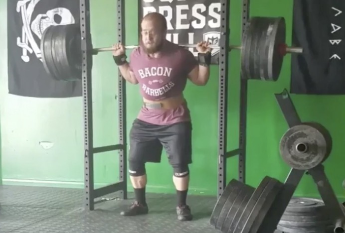 Un mec frôle le drame lors d'une série de squats