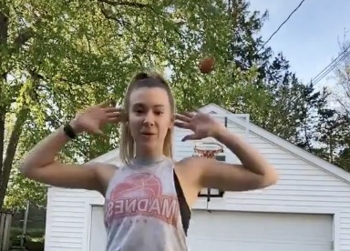 Une blonde met un panier de dos pour une danse TikTok