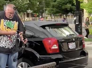 Il ramène un arc pour tirer sur les manifestants (Salt Lake City)