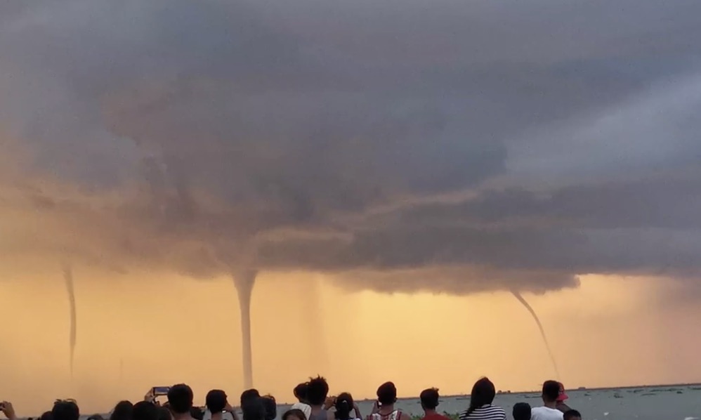 Trombes marines pendant un coucher de soleil