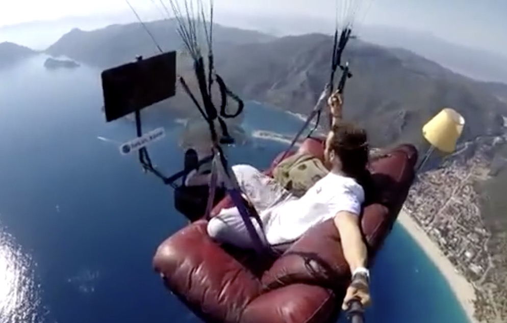 Parapente sur un canapé