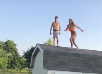 Une fille veut sauter d'un toit pour rebondir et atterrir dans une piscine