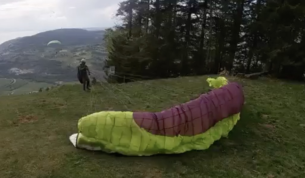 Terrifiant décrochage en parapente (Suisse)