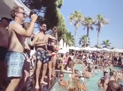 Des centaines de personnes font la fête sans masque au Nikki Beach de St Tropez