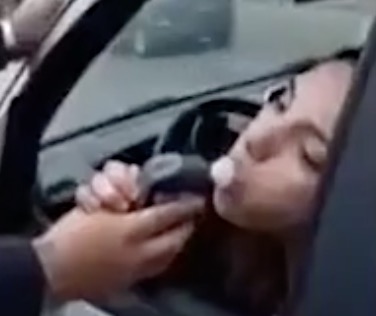 Cette fille est très affective avec un alcootest