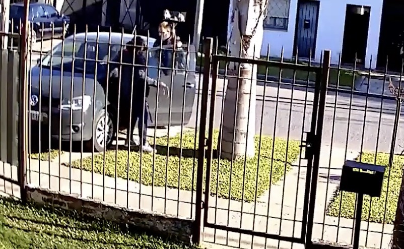 Une femme se fait voler sa voiture alors que son bébé est encore à l'intérieur (Argentine)