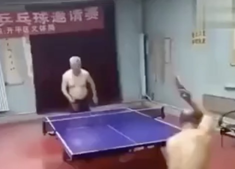 Sans efforts, ce papi chinois est un crack au ping-pong