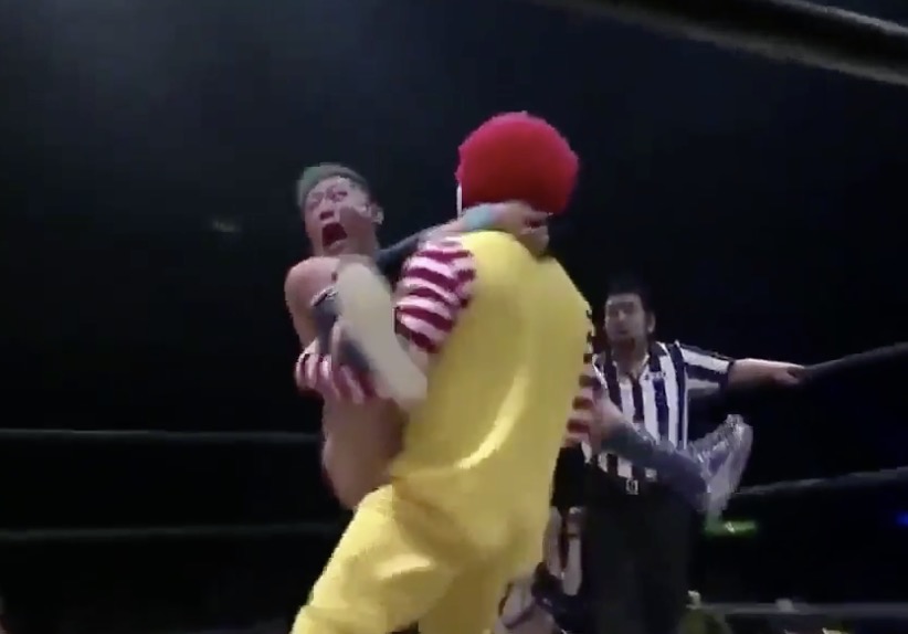 Quand Ronald McDonald s'invite dans un match de catch