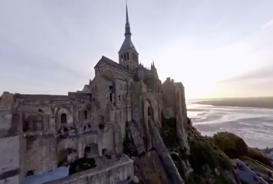 Un drone se balade au Mont-Saint-Michel