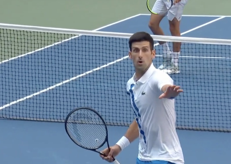 Djokovic met (involontairement) KO une juge de ligne et se fait disqualifier (US Open)