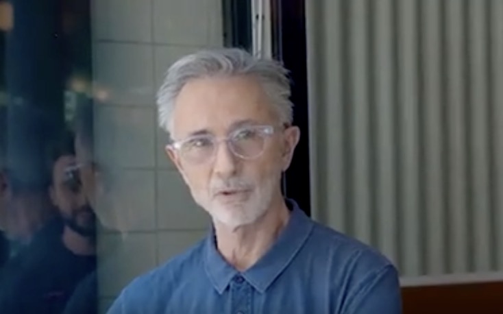 Thierry Lhermitte et Tom Villa prennent un café