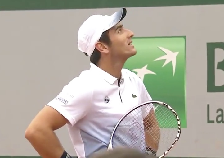Presque seul dans la tribune, Nelson Monfort arrive quand mĂŞme Ă se fait remarquer (Roland-Garros)