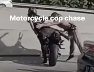 Un motard prend un plaquage lors d'une course poursuite