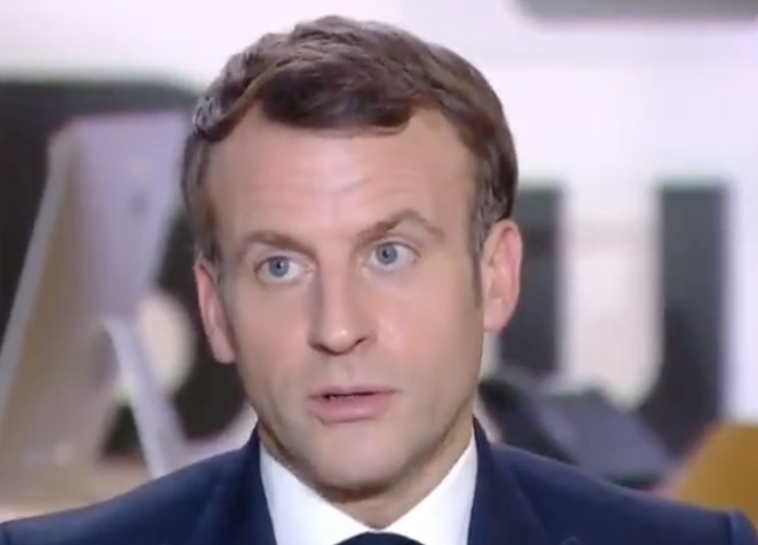 Devant Emmanuel Macron, le journaliste Remy Buisine appelle à manifester contre l'Article 24