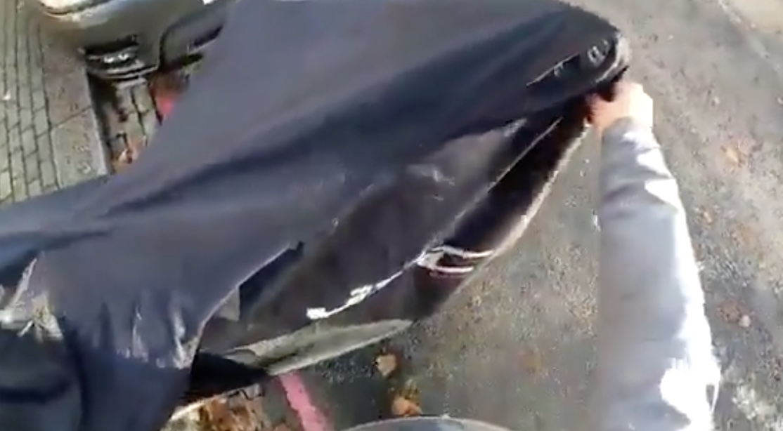 Un motard fait une terrible chute Ă cause du tablier de sa moto