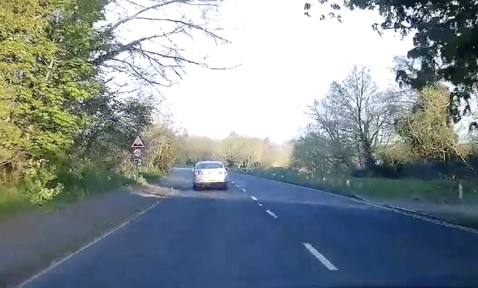 Il roule à 200 km/h sur une route limitée à 80 km/h (Royaume-Uni)