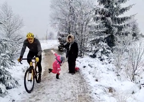 Un cycliste donne un coup de genou à un enfant (Belgique)