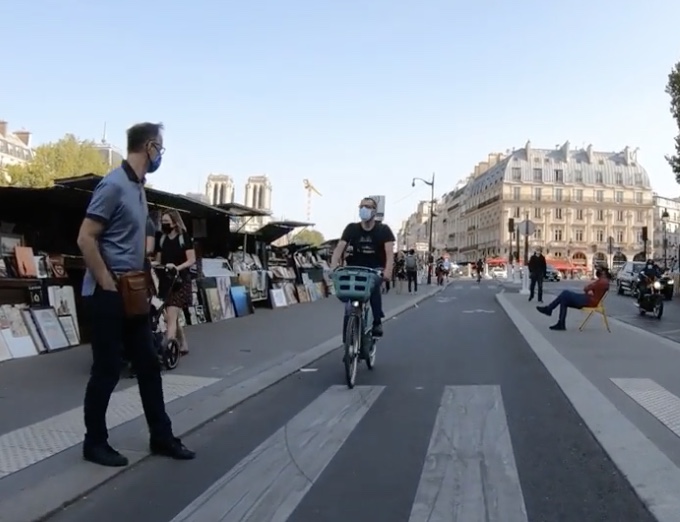 Un cycliste menace un piéton (Paris)