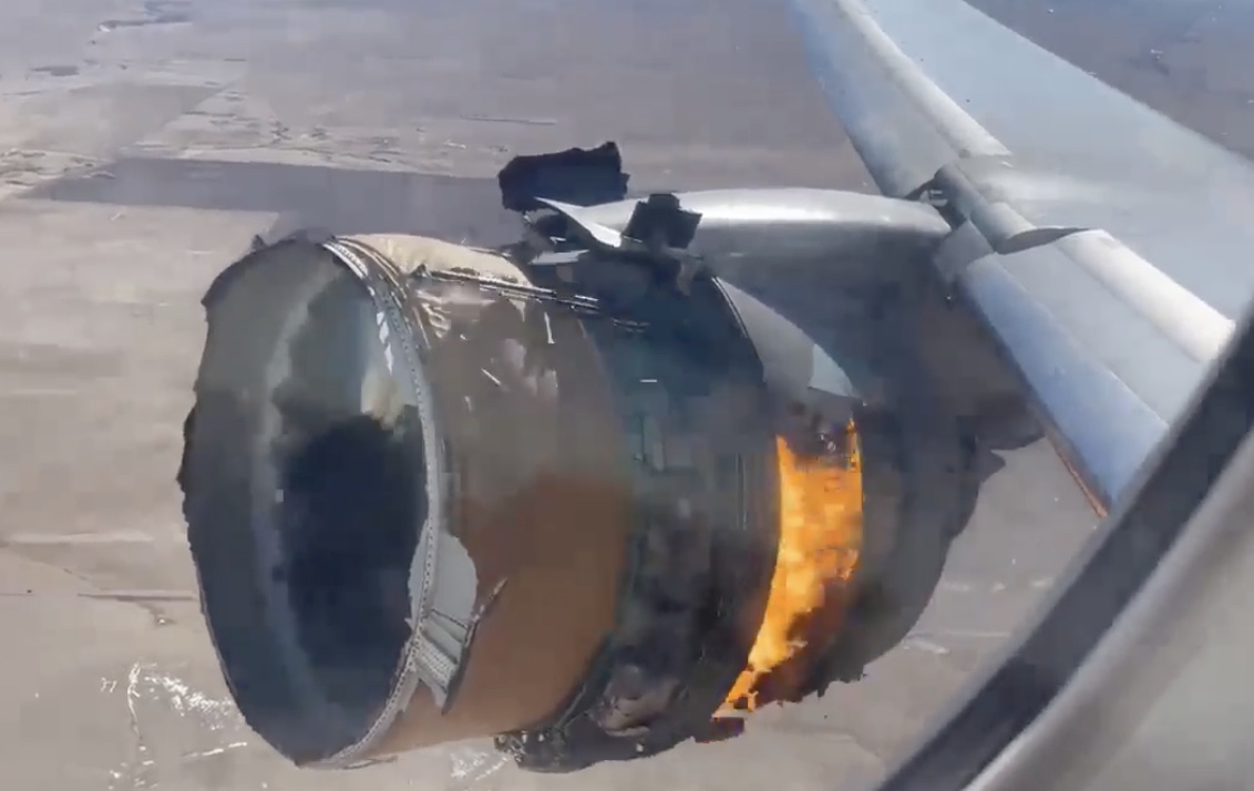 Un Boeing 777-220 se retrouve avec un moteur en feu au décollage (Denver)