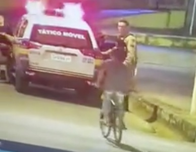 Un jeune à vélo attaque une voiture de police