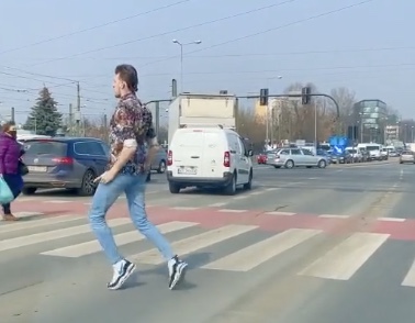 Smooth Criminal Ă un feu rouge