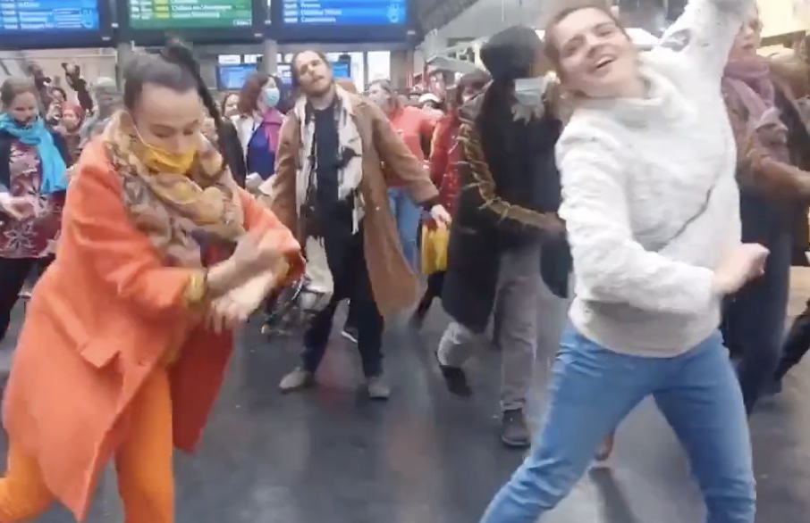 Un énorme flashmob pour protester contre les mesures sanitaires (Paris, Gare de l’Est)