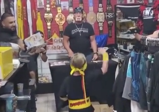 Un petit garçon défie Hulk Hogan dans son magasin