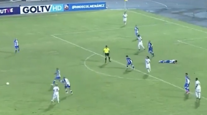 Comment marquer un but avec l'aide d'un défenseur adverse, en deux étapes (Venezuela)