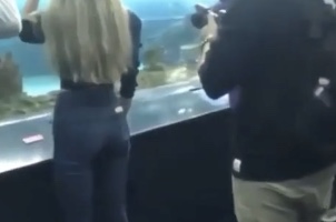 Deux infleuceurs font des photos dans un aquarium