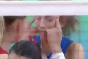 Une joueuse de volley serbe se moque des yeux bridées d'une joueuse thaïlandaise