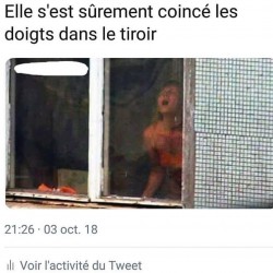 Elle s'est sûrement coincée les doigts