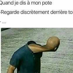 Regarde discrètement derrière toi